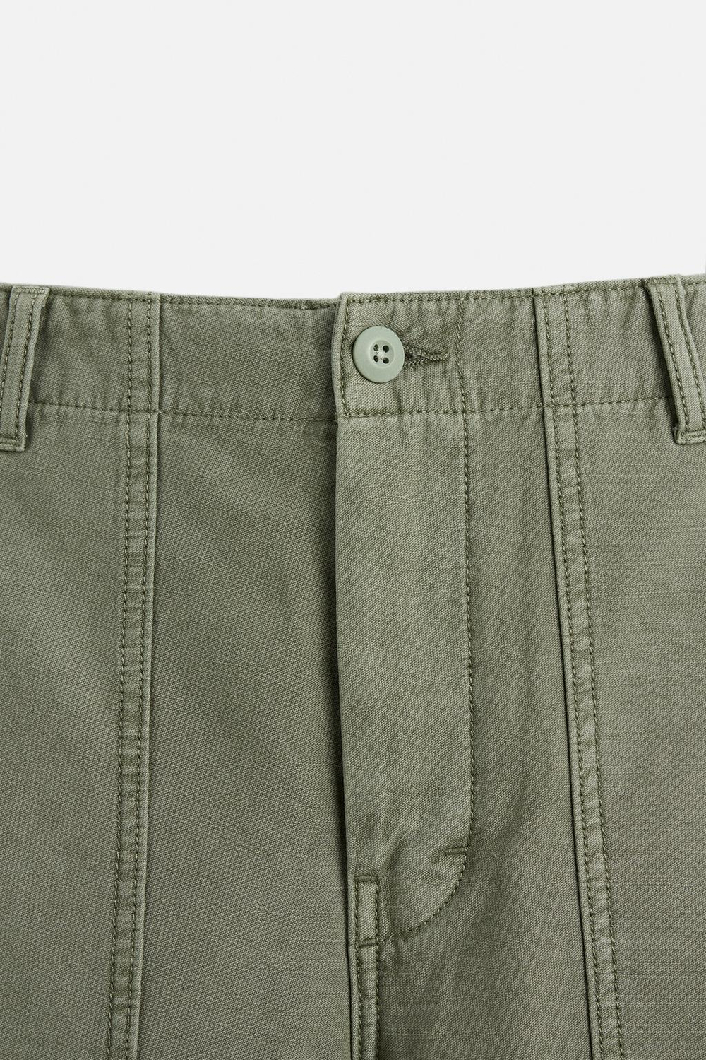 Брюки regular fit из ткани с эффектом потертости