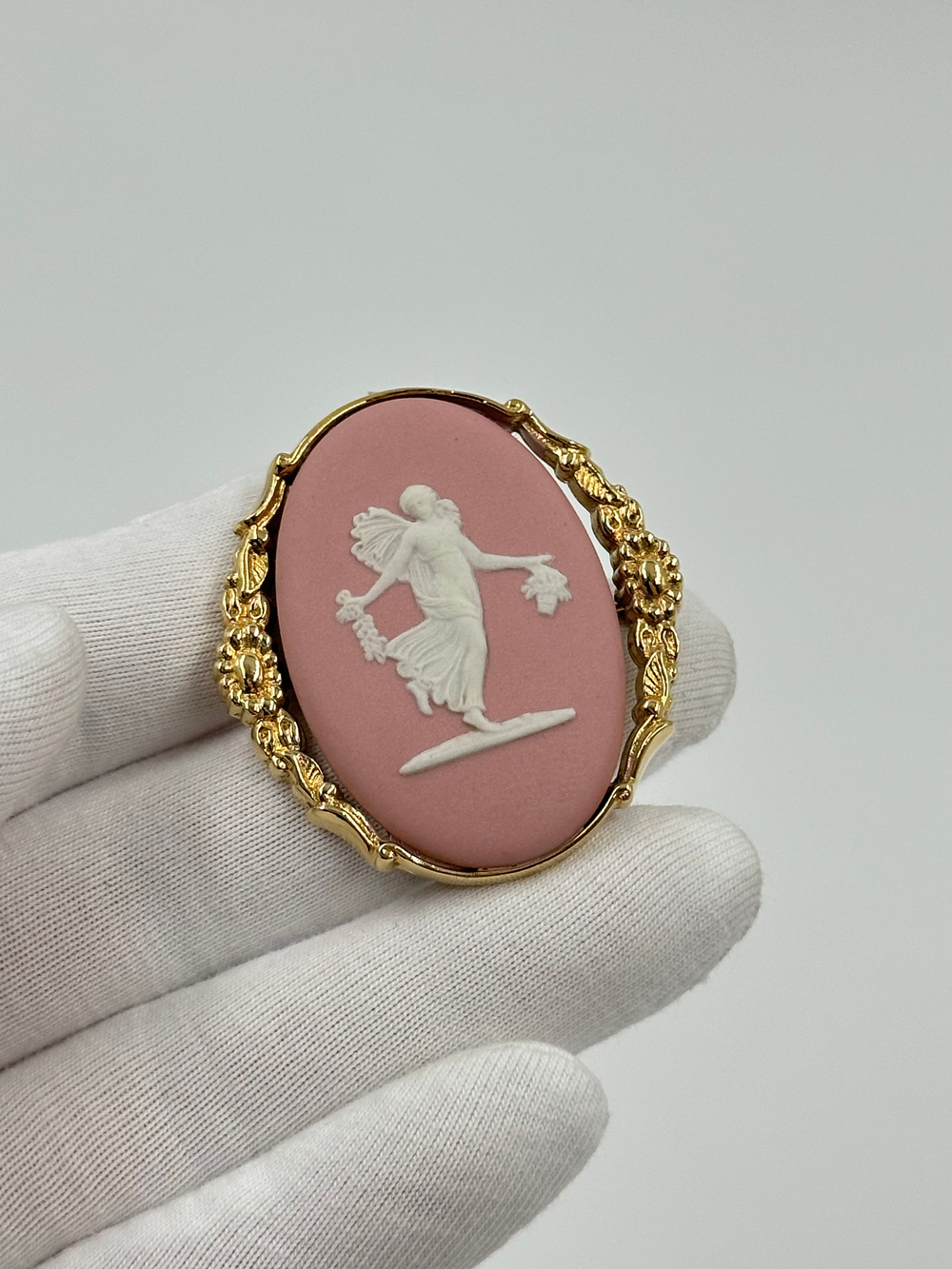 Брошь-кулон Wedgwood розовая