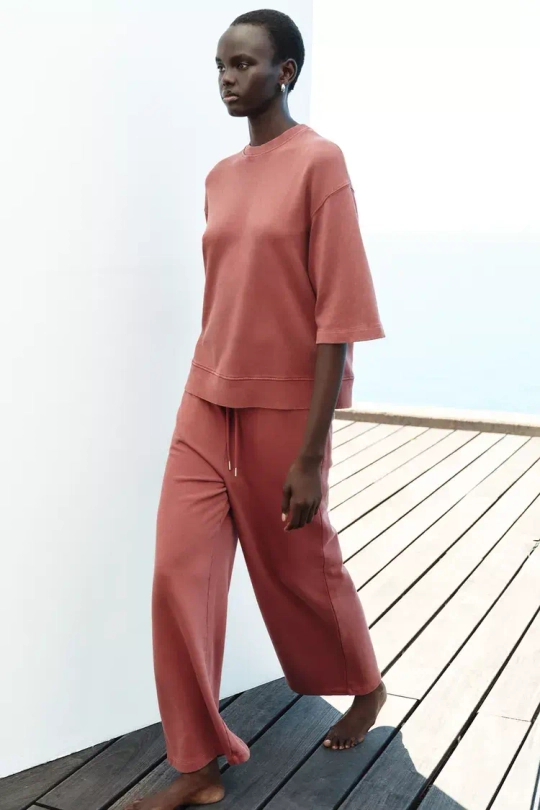 ZARA ШИРОКИЕ БРЮКИ ИЗ ТКАНИ С ЭФФЕКТОМ ПОТЕРТОСТИ, ЦВЕТ БУРГУНДСКОГО ВИНА