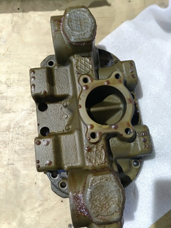 Крышка 1032517 задняя основного насоса Hitachi ZX-3