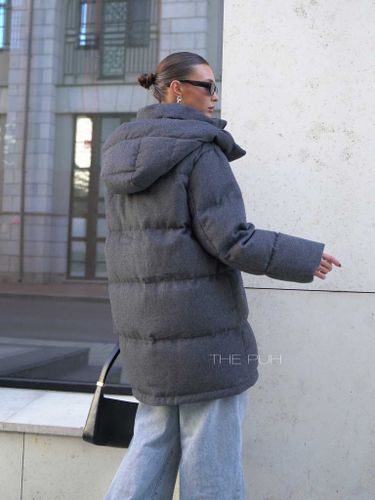 Удлиненный женский пуховик темно-серого цвета