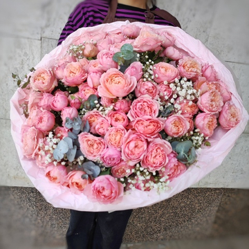 Букет из 21 кустовой пионовидной розы "Julietta" с эвкалиптом