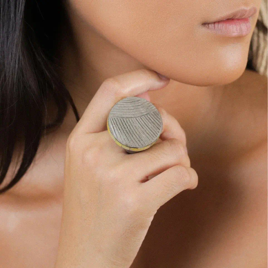 Кольцо Nature Bijoux, Eclipse, из эбенового дерева с перламутром, NB25.2-19-25822 (серый, 17,5)