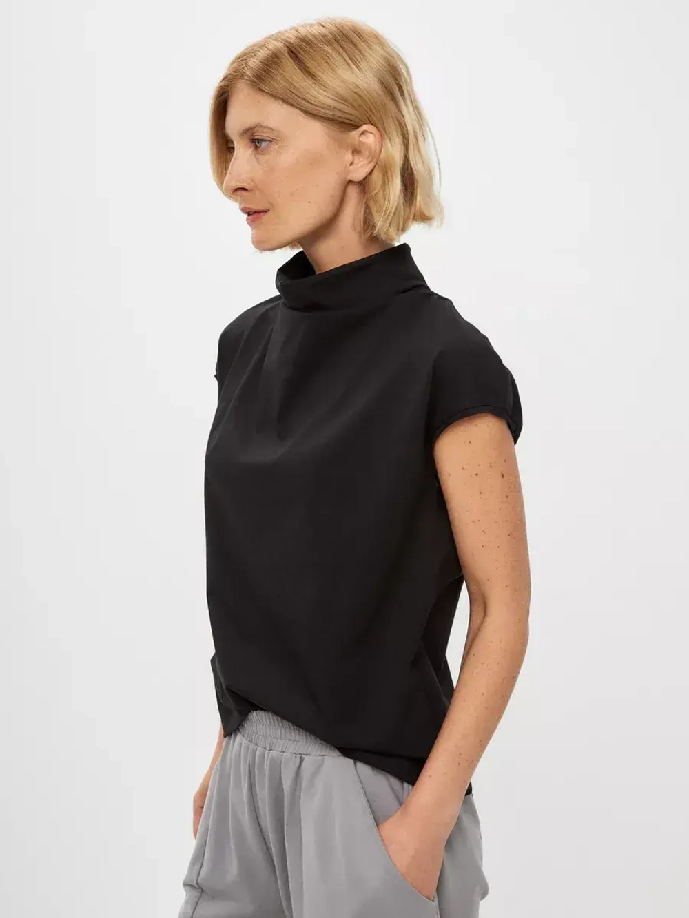 Футболка дизайнерская с цельнокроеным воротником