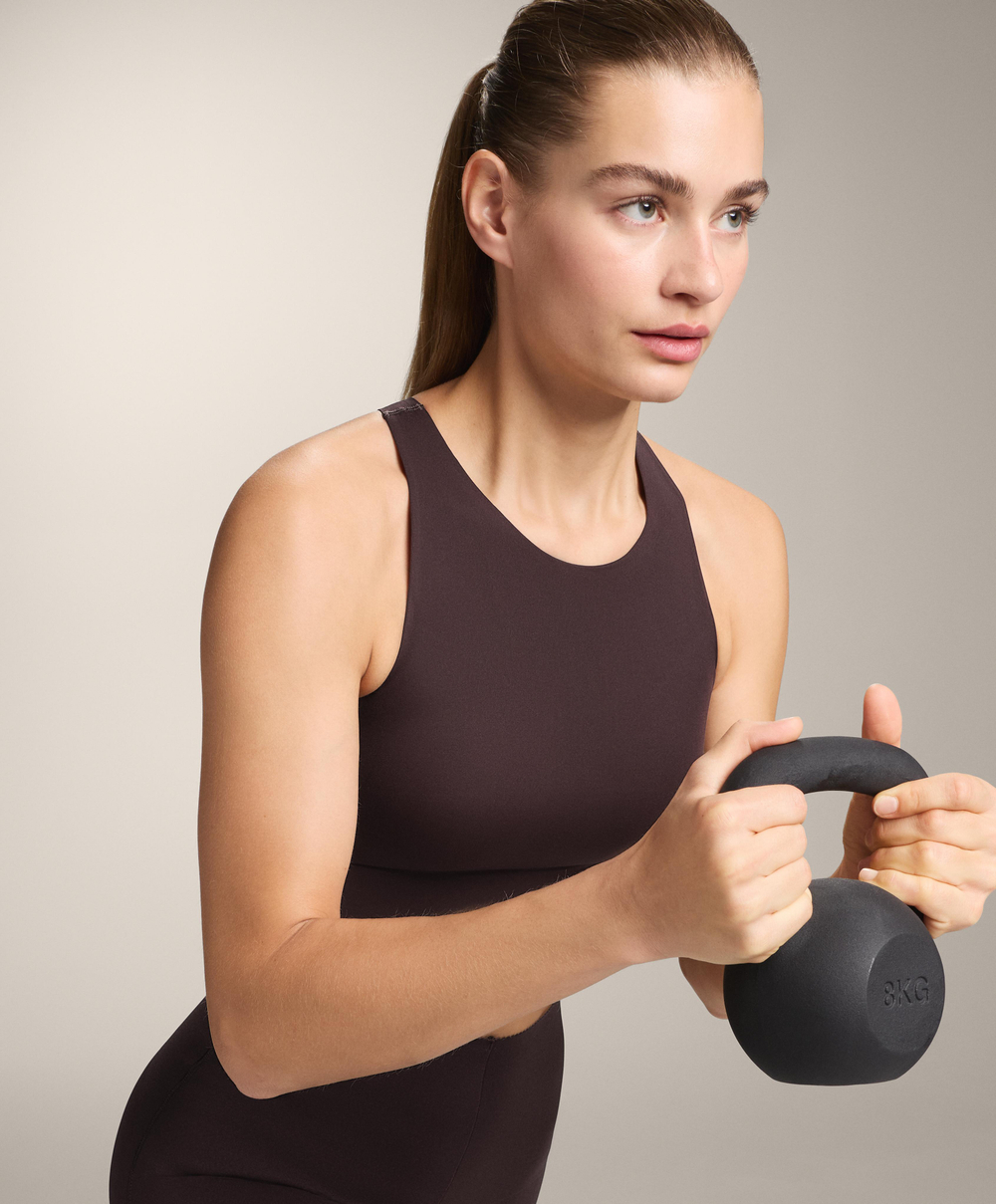 Oysho Топ Light Touch с перекрестной спинкой, шоколадный