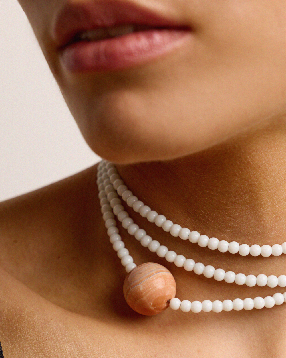 Нить из кахолонга с акцентной бусиной из розового агата