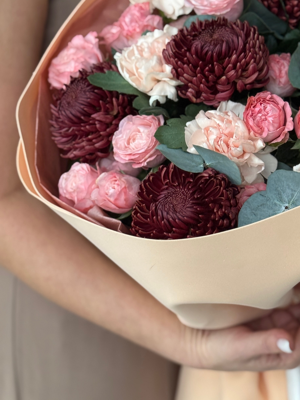 Рубиновые оттенки хризантем Бигуди, диантусы, кустовые пионовидные розы и эвкалипт в букете от Флора Маркет