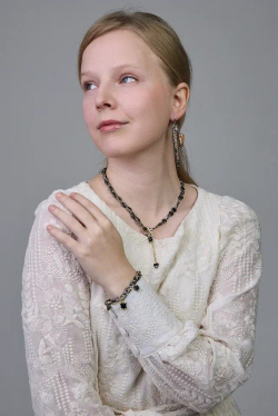 Браслет "Амора" из гематита с черным цирконом, оттенок золото