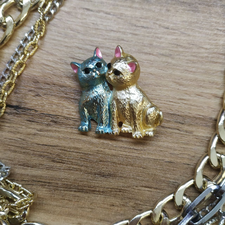 Брошь-кулон Котятки желтый голубой эмаль цветная металл золотистый