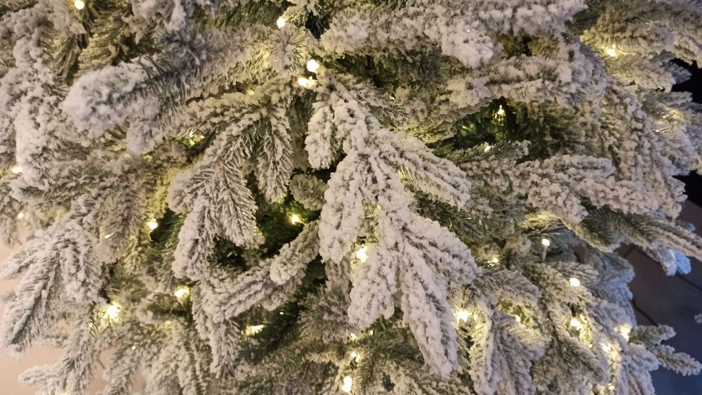 Заснеженная ель с гирляндой «Россо» теплый свет (Литая+пвх) 120 см / 1,2 м