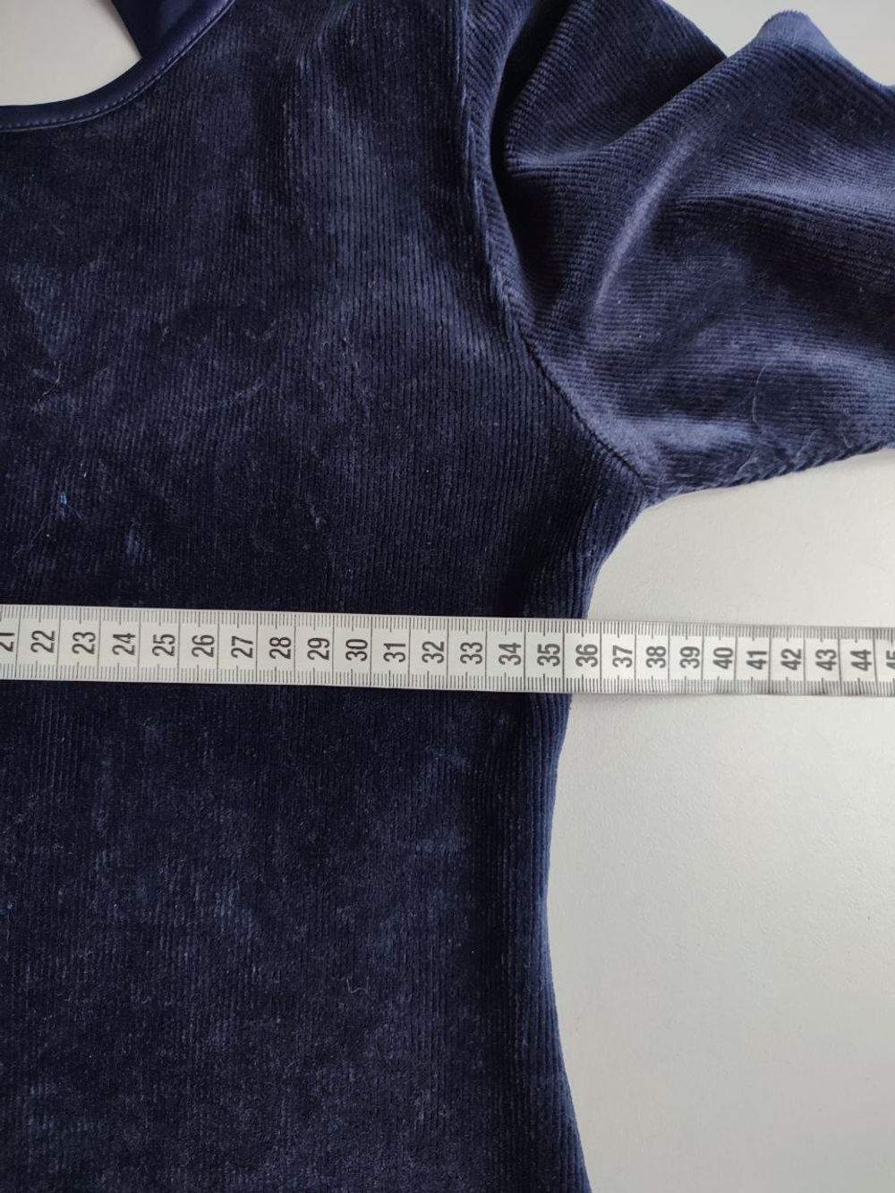 Платье эффектное с блестящей отделкой на рукавах 40-42 размер