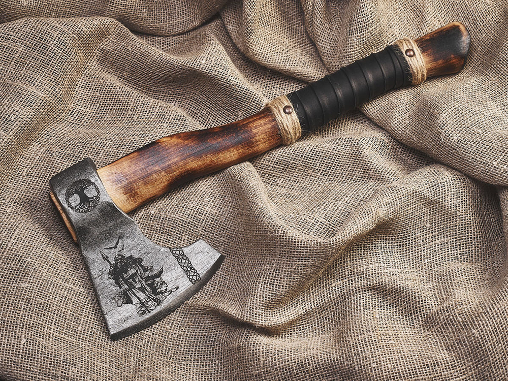 Топор "Один", рукоять комель берёзы (обжиг)