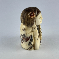 Статуэтка нэцкэ Гейша с посохом и веером