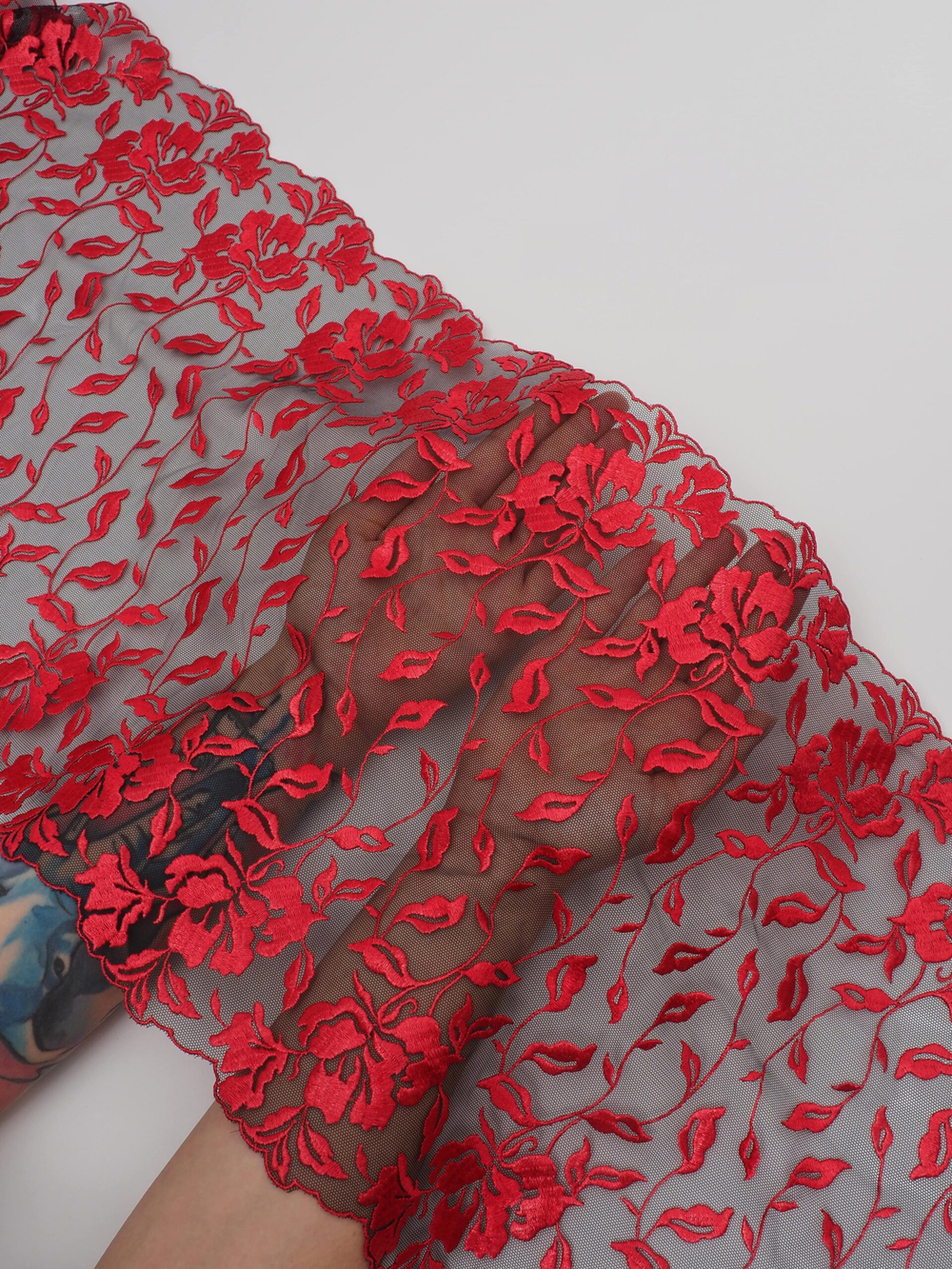 Вышивка на сетке черная с красным неэластичная ширина 31 см