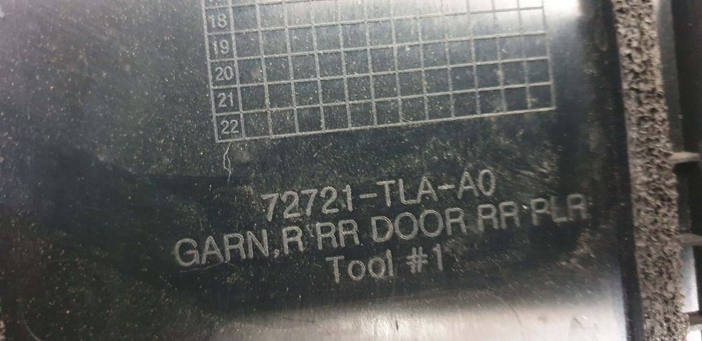 Накладка двери задней правой Honda  CR-V 5 (RW) 16-нв Б/У Оригинал 72721TLAA01