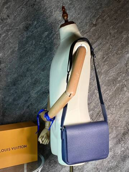 Сумка-мессенджер Louis Vuitton