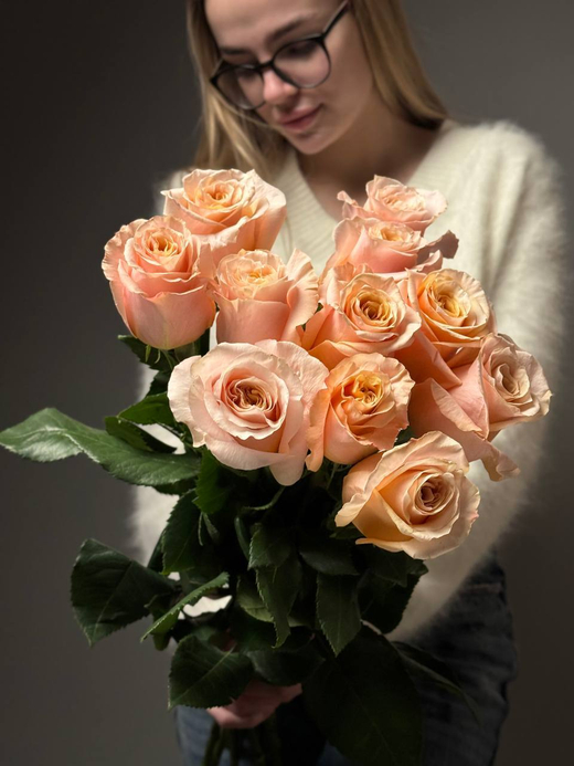 Букет из 11 персиковых роз под ленту