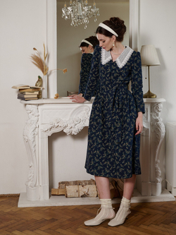 Платье с кружевным воротником