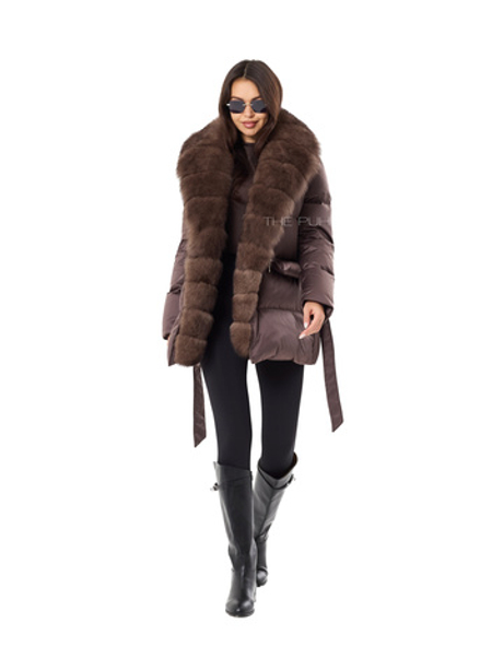 Шоколадный пуховик с поясом и мехом песца