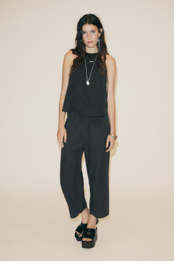 ZARA УКОРОЧЕННЫЕ БРЮКИ ИЗ СТРУЯЩЕЙСЯ ТКАНИ, ЧЕРНЫЙ