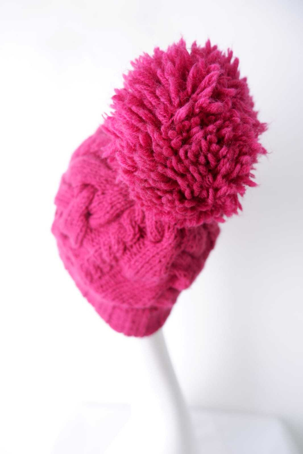 Шапка ягодного цвета