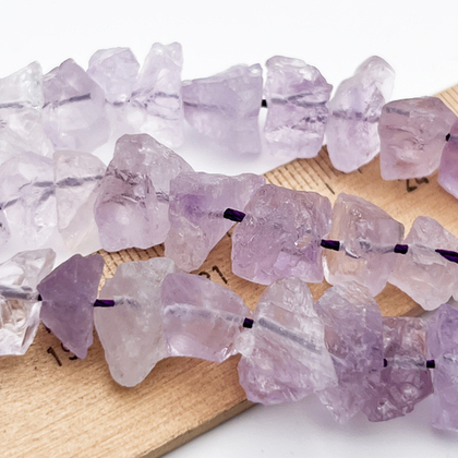 Аметист лавандовый необработанный бусины, размер около 6-9*11-13 мм, цена за 13 шт (1/4 нити)