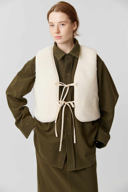 Жилет на двух завязках из шелка с мехом