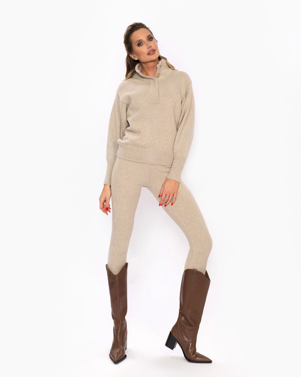 Женский трикотажный костюм-двойка бежевый с джемпером на кнопках