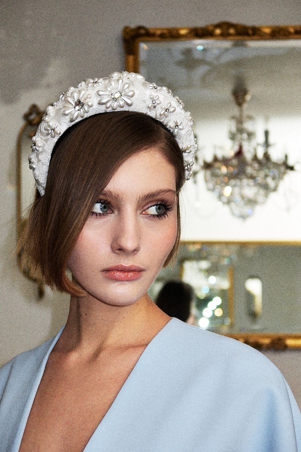 Ободок высокий с декором из жемчуга и камней