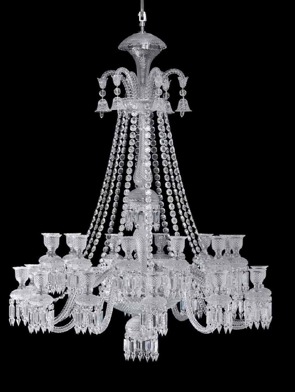 Изысканная классическая хрустальная люстра с многоярусной конструкцией.