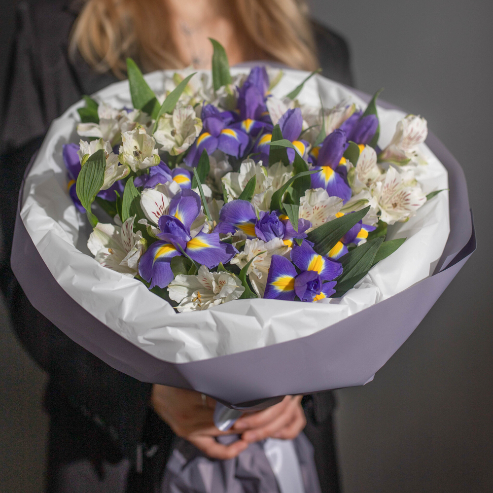 Букет цветов ирисы с белой альстромерией