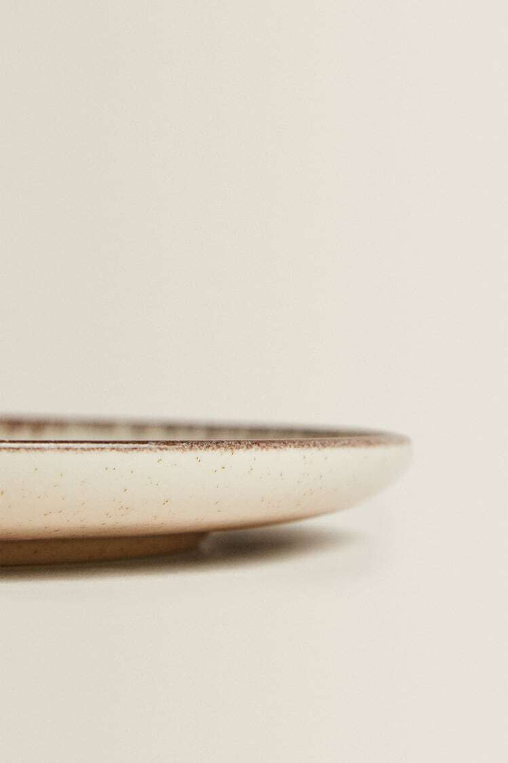 ZARA HOME ФАРФОРОВАЯ ОБЕДЕННАЯ ТАРЕЛКА С ОБОДКОМ ПОД СТАРИНУ, ЭКРЮ