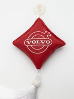 Ромб объемный на присоске VOLVO (экокожа, красный, белая вышивка, кисть)
