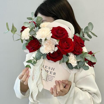 «Flower» композиция из красных роз ред наоми,кремовых диантусов и эвкалипта