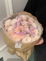 Авторский букет из хризантемы в персиковом оттенке и маттиолы