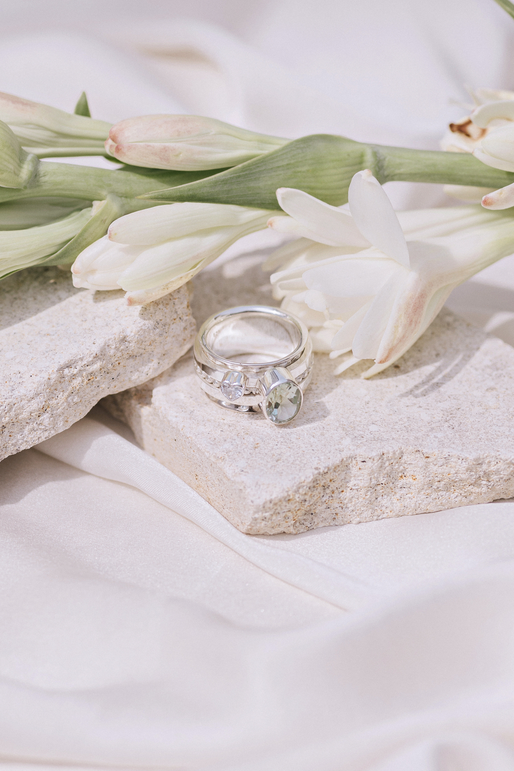 Кольцо «Мозаик» с овальным зеленым кварцем и сердечком белый циркон