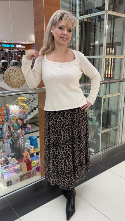 Белый тонкий джемпер с вырезом каре по декольте