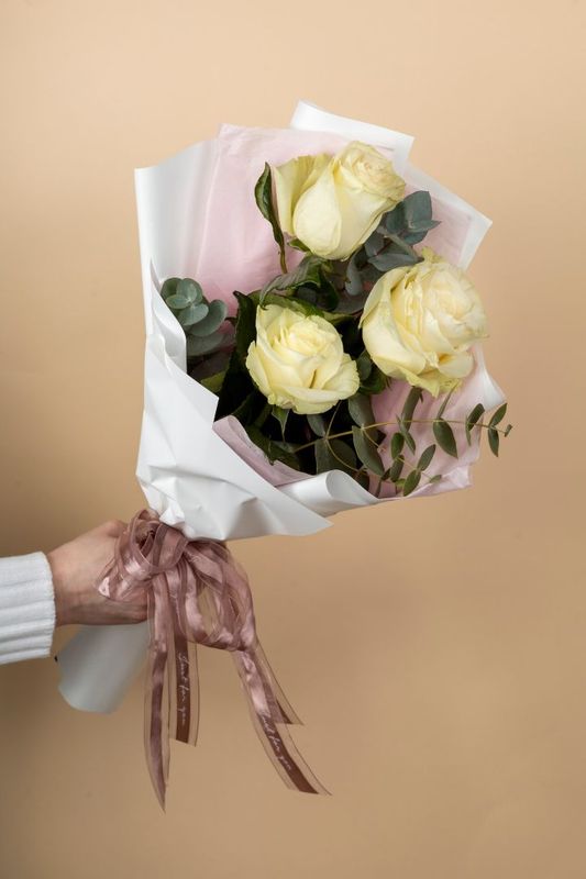 Букет-комплимент из премиальной розы Мондиаль и эвкалипта (40 см)