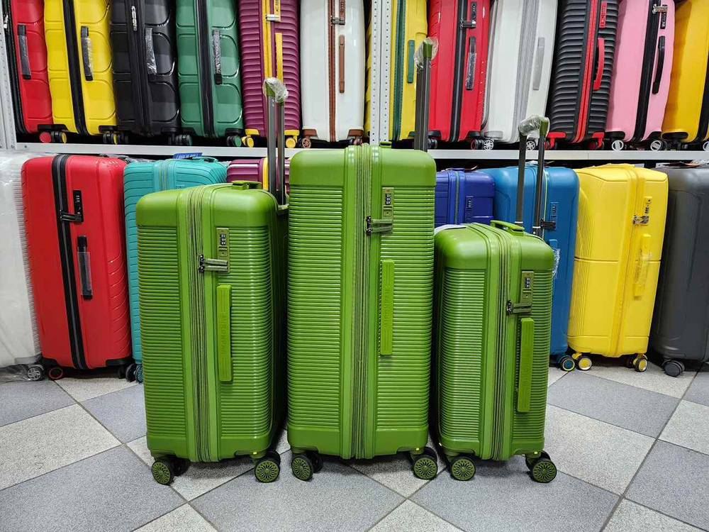 Чемодан Средний (М) полипропилен "Mironpan" съёмные колёса