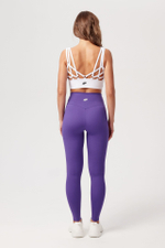 Топ с кольцами на спине