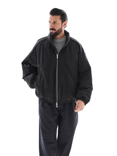 Утепленный черный бомбер с рельефными швами