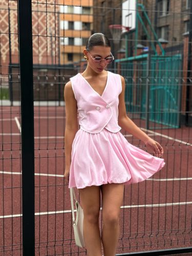 Розовый костюм из жилета и юбки