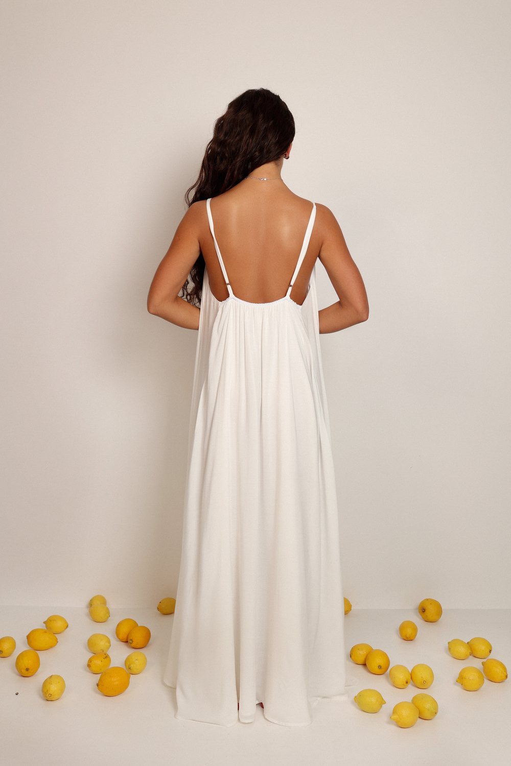 Платье на тонких бретелях макси