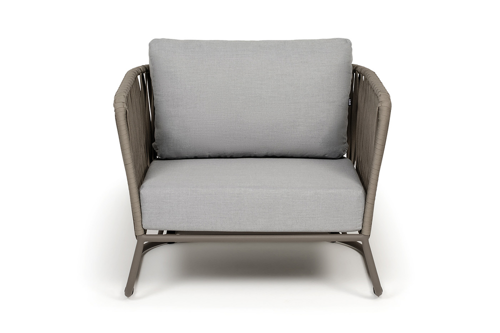 "Багамы" кресло плетеное из роупа, каркас алюминий бежево-серый (RAL7006) муар, роуп серо-коричневый 23мм, ткань светло-серая