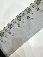 Вышивка на сетке неэластичная черная с изумрудными цветами К020 правая