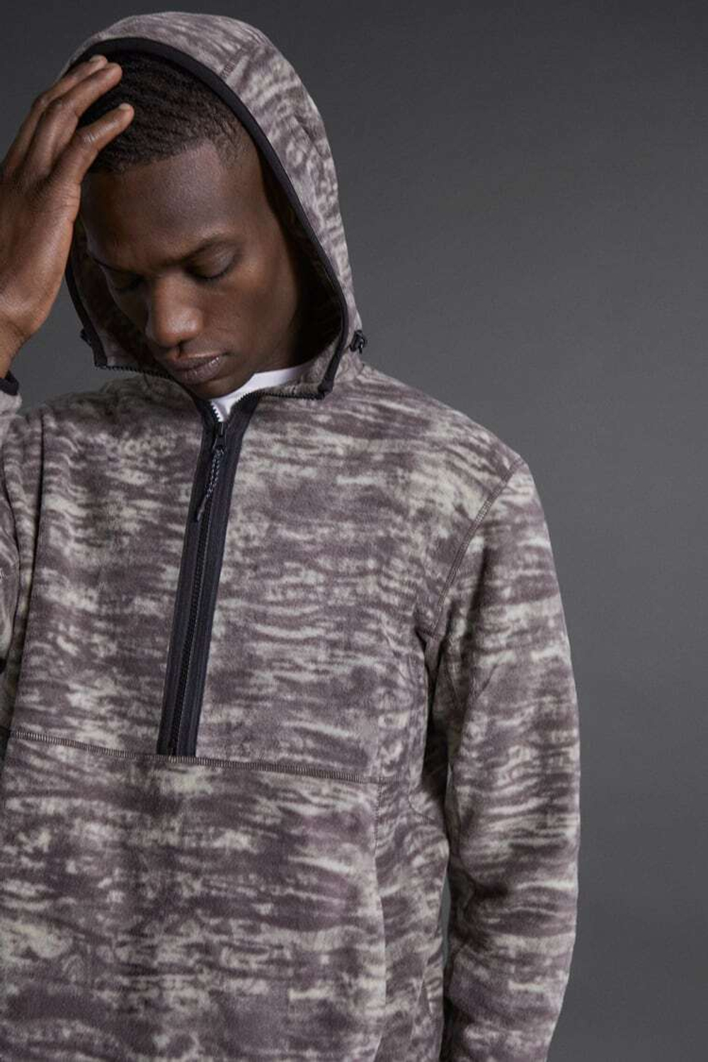 ZARA КУРТКА ИЗ ПОЛАРФЛИСА С АБСТРАКТНЫМ УЗОРОМ, ТЕМНО-РОЗОВЫЙ