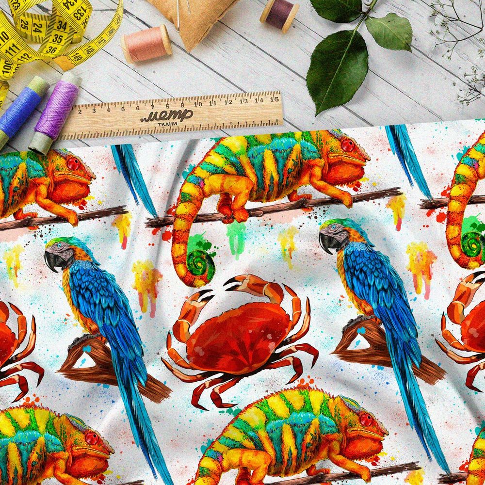 Ткань шифон яркие попугаи, крабы и хамелеоны