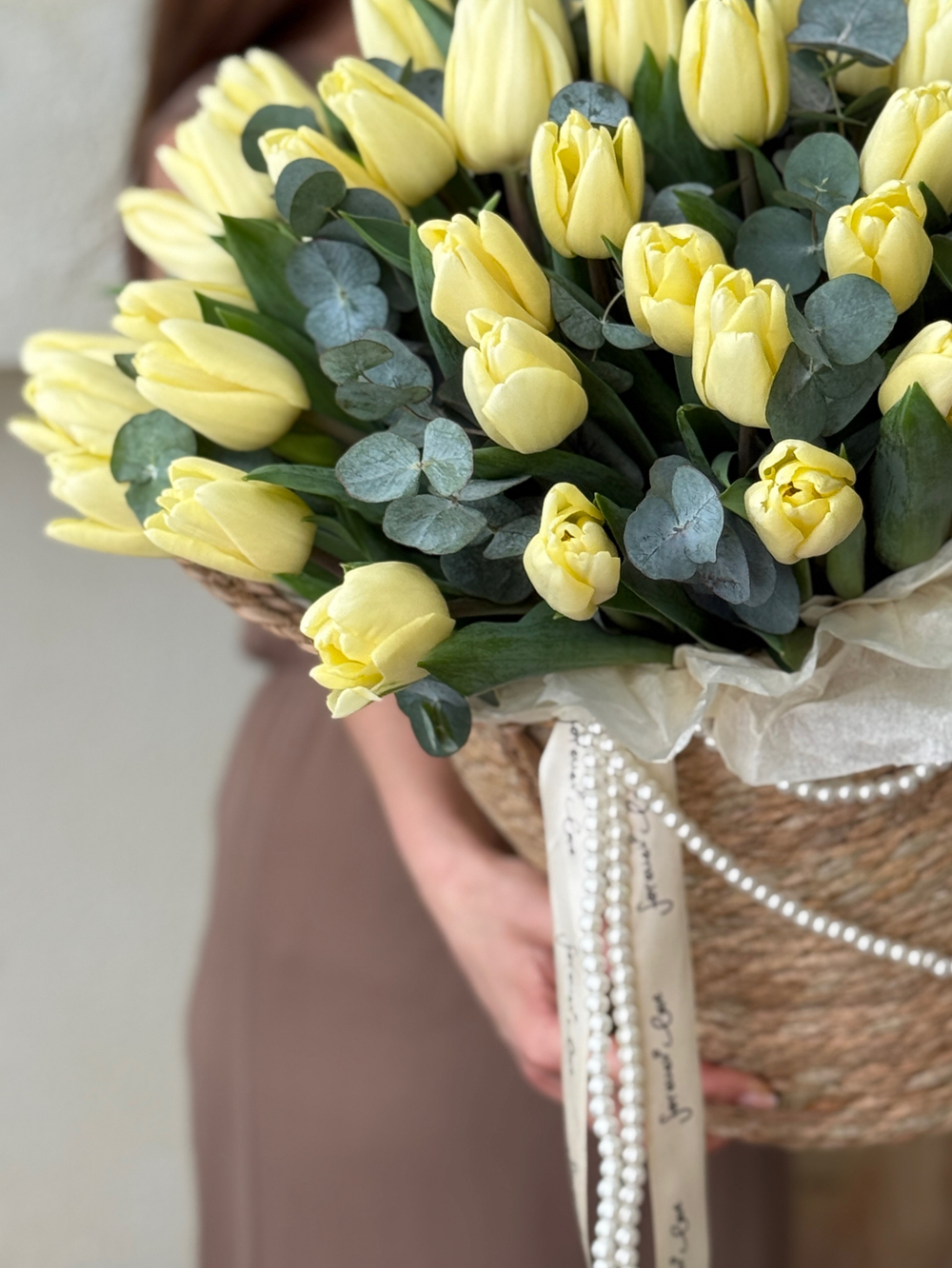 Нежные кремовые тюльпаны и эвкалипт в элегантной корзине от Флора Маркет