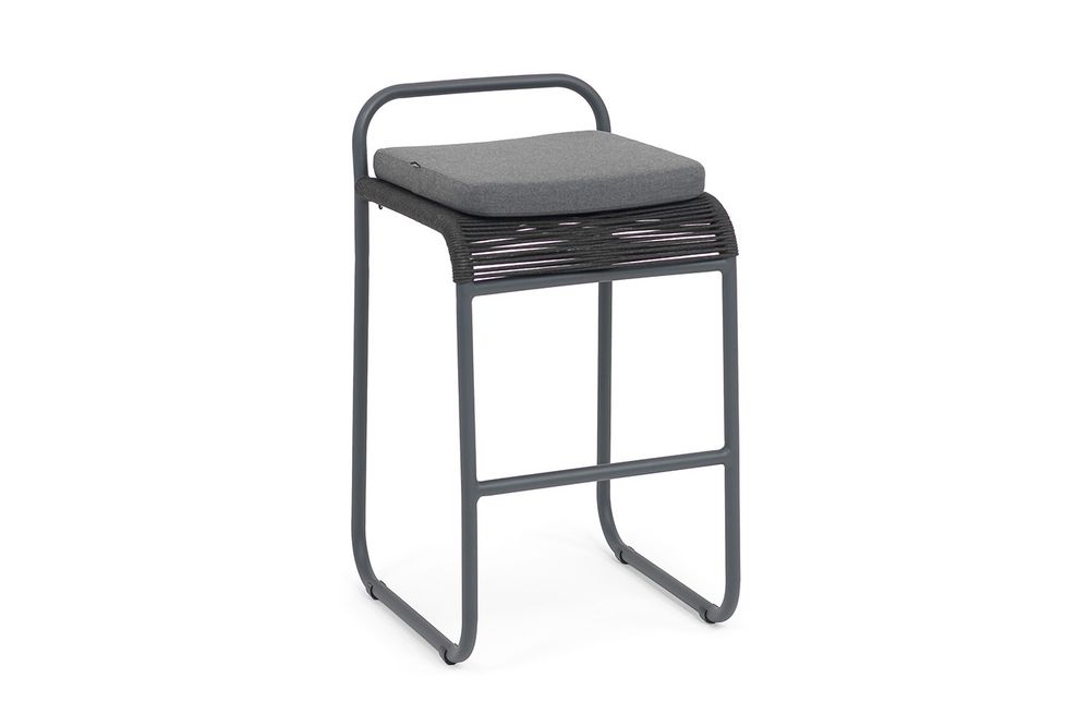 "Ането" стул барный плетеный из роупа, каркас алюминий темно-серый (RAL7024) муар, роуп темно-серый круглый, ткань темно-серая 027