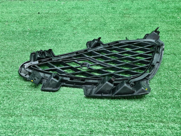 Решетка переднего бампера левая Genesis G70 20-нв